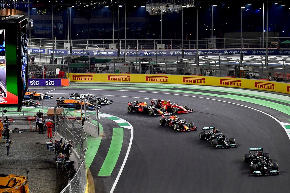 Lewis Hamilton, Mercedes W12, Valtteri Bottas, Mercedes W12, Max Verstappen, Red Bull Racing RB16B, Sergio Perez, Red Bull Racing RB16B, Charles Leclerc, Ferrari SF21, and the rest of the field at the start