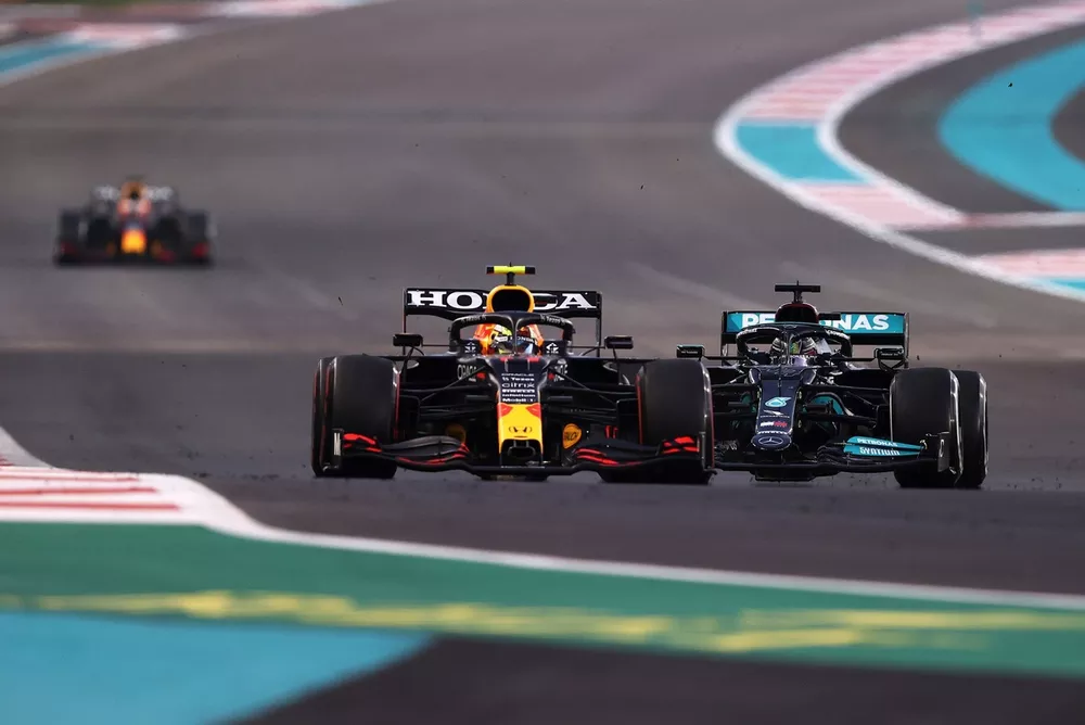 Sergio P&eacute;rez, Red Bull Racing RB16B, Lewis Hamilton, Mercedes W12 lucha por la posici&oacute;n en pista con Max Verstappen, Red Bull Racing RB16B