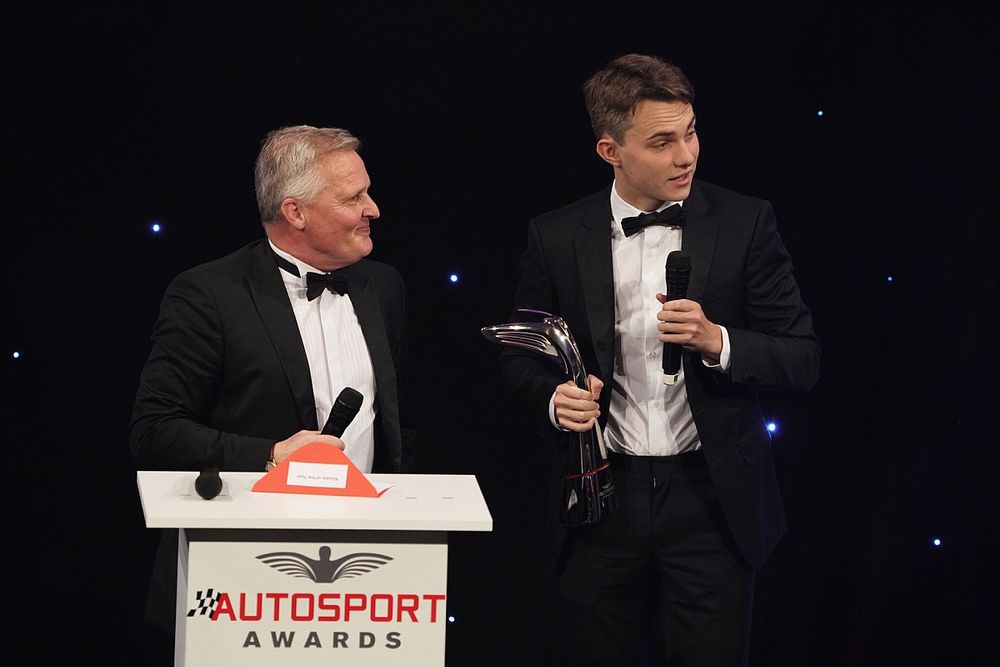Oscar Piastri recibe su premio de novato del año de manos de Johnny Herbert en el escenario 