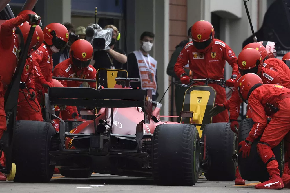 Charles Leclerc, Ferrari SF21, pit stop