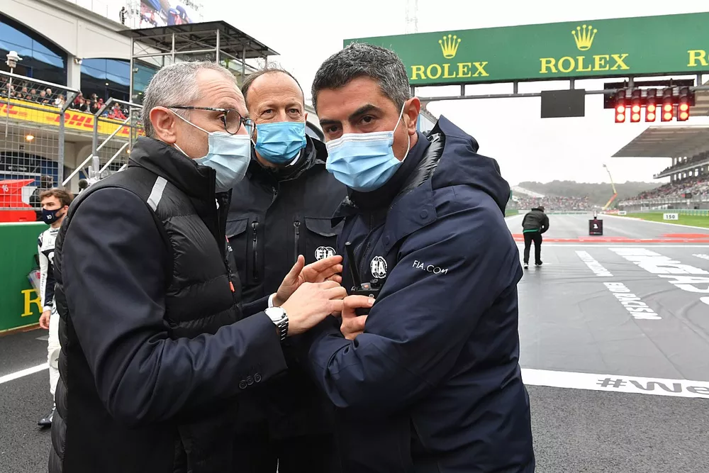 Stefano Domenicali, director general de la F&oacute;rmula 1, y Michael Masi, director de carrera de la FIA, en la parrilla de salida