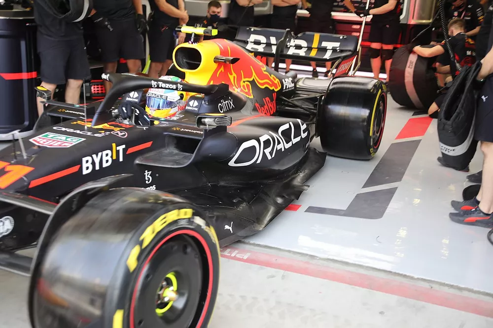 Red Bull Racing RB18 side