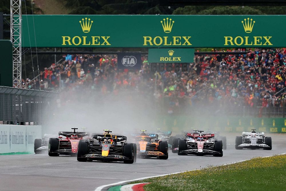 Max Verstappen, Red Bull Racing RB18, Charles Leclerc, Ferrari F1-75, Lando Norris, McLaren MCL36, Valtteri Bottas, Alfa Romeo C42, el resto del campo en la salida