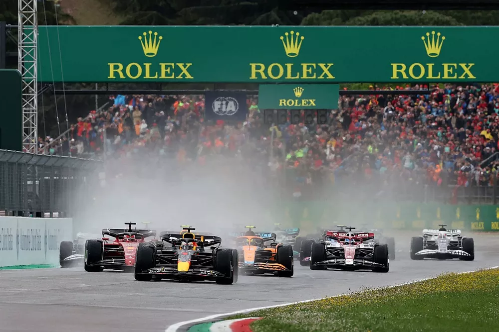 Max Verstappen, Red Bull Racing RB18, Charles Leclerc, Ferrari F1-75, Lando Norris, McLaren MCL36, Valtteri Bottas, Alfa Romeo C42, et le reste des monoplaces au d&eacute;part