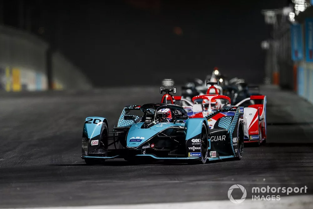Mitch Evans, Panasonic Jaguar Racing, Jaguar I-Type 5, leads Alex Lynn, Mahindra Racing, M7Electro