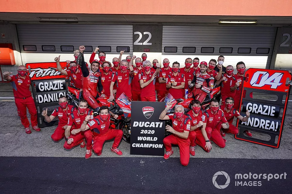 Foto de grupo de Ducati celebrando el t&iacute;tulo de constructores, con Gigi Dall'Igna, los pilotos Andrea Dovizioso y Danilo Petrucci, y m&aacute;s miembros del equipo