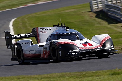 Nick Tandy sfiora il record di Brands Hatch-Indy sulla Porsche 919 Evo durante una esibizione