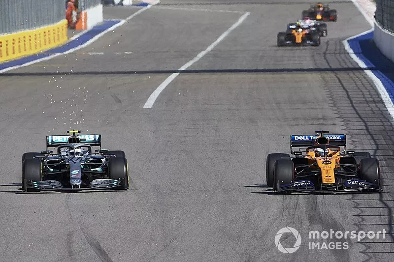 Valtteri Bottas, Mercedes AMG W10, en lutte avec Carlos Sainz Jr., McLaren MCL34