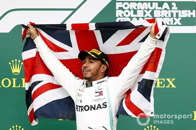 Le vainqueur Lewis Hamilton, Mercedes AMG F1, sur le podium 