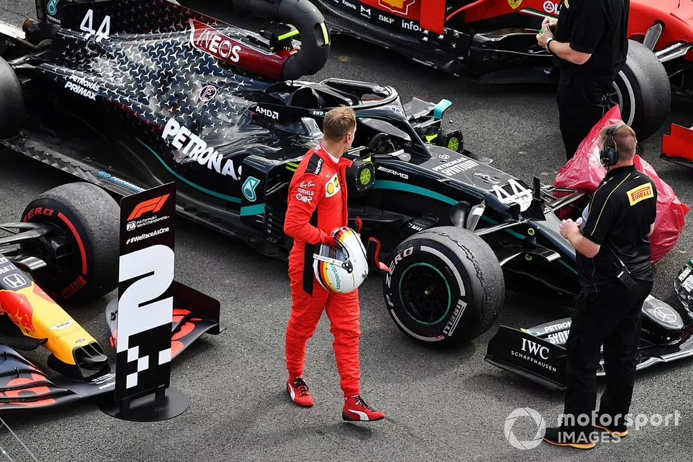 Sebastian Vettel, Ferrari, observa el neum&aacute;tico pinchado del monoplaza de Lewis Hamilton, Mercedes F1 W11, en Parc Ferme