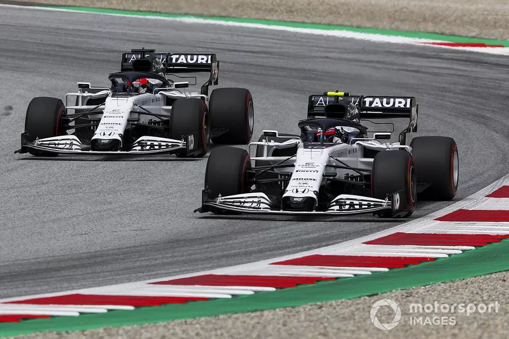 Pierre Gasly, AlphaTauri AT01, en Daniil Kvyat, AlphaTauri AT01