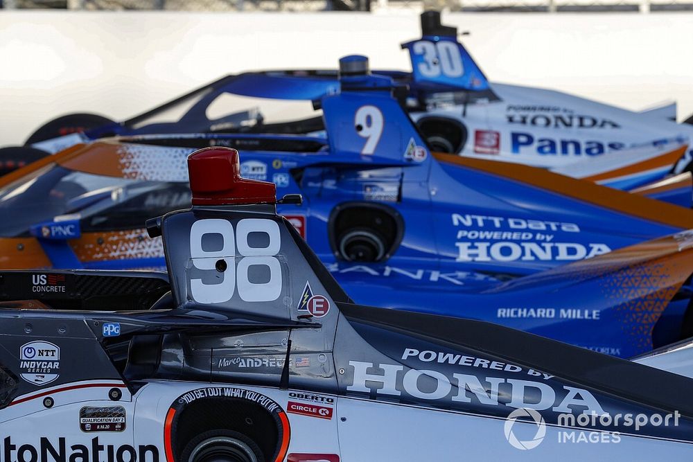 Marco Andretti, Andretti Herta with Marco & Curb-Agajanian Honda, Scott Dixon, Chip Ganassi Racing Honda, Takuma Sato, Rahal Letterman Lanigan Racing Honda los monoplazas de la primera fila