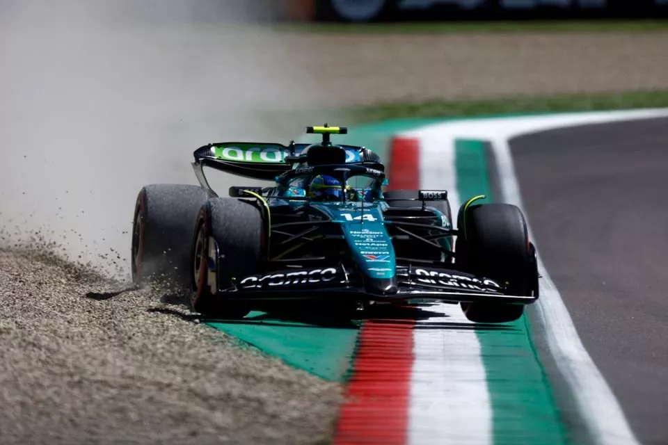 Fernando Alonso, Aston Martin AMR24, strays into the gravel