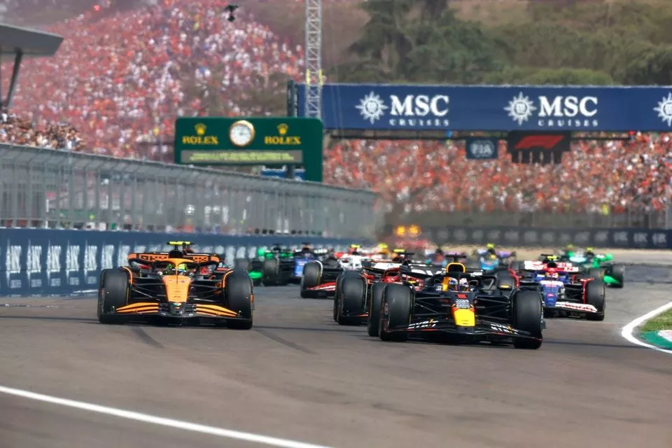 Max Verstappen, Red Bull Racing RB20, Lando Norris, McLaren MCL38, Charles Leclerc, Ferrari SF-24, Carlos Sainz, Ferrari SF-24, the rest of the field at the start