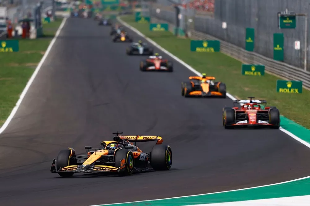 Oscar Piastri, McLaren MCL38, Charles Leclerc, Ferrari SF-24, Lando Norris, McLaren MCL38