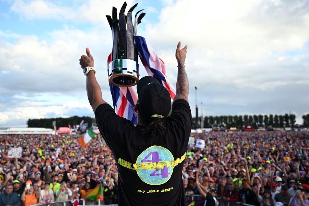 Lewis Hamilton, Mercedes-AMG F1 Team, con el trofeo de Constructores