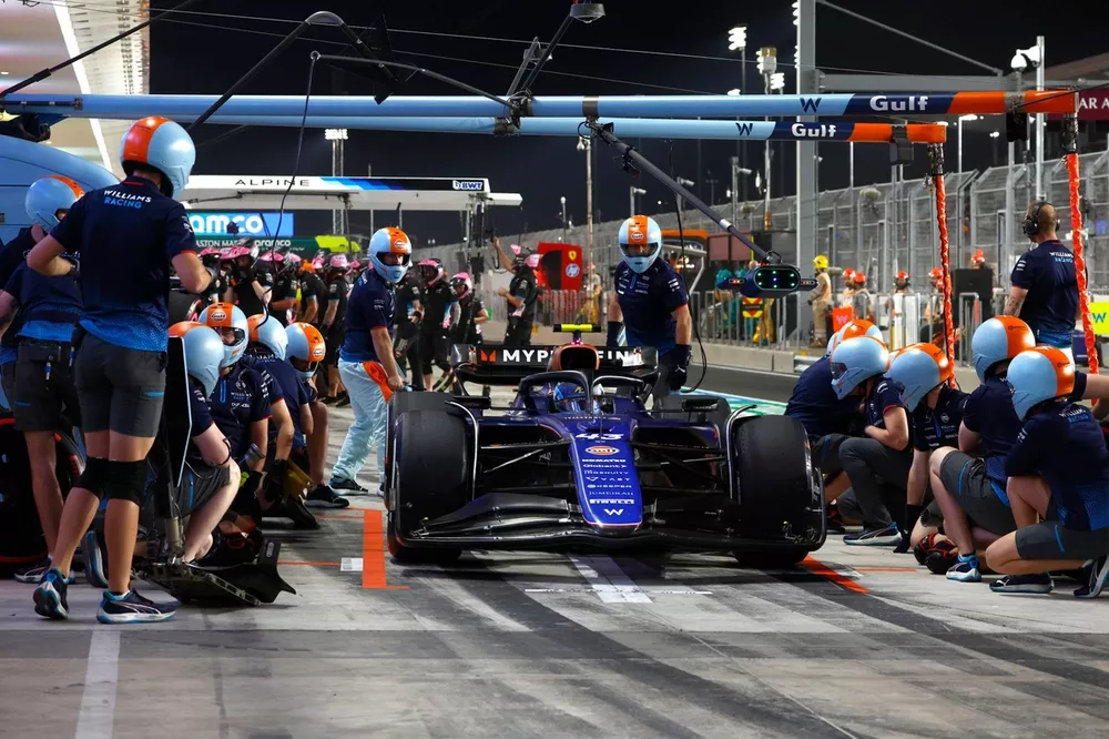 Franco Colapinto, Williams FW46, makes a pit stop