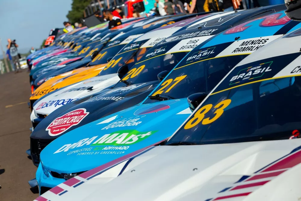 Carros da NASCAR Brasil perfilados