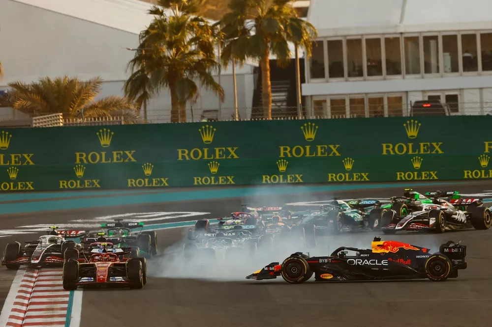 Max Verstappen, Red Bull Racing, part en vrille sur la piste apr&egrave;s une collision avec Oscar Piastri, McLaren MCL38 (non photographi&eacute;).