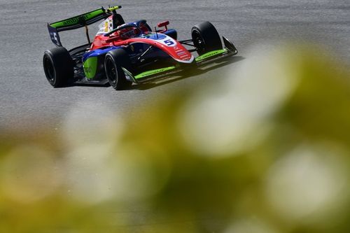 F3: Câmara é oitavo na Sprint de Silverstone enquanto Tsolov abandona; Inthraphuvasak vence