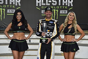 Clint Bowyer le gana la pole a Kyle Busch para el All-Star