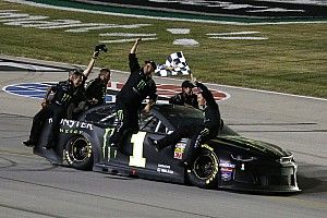 Kyle Larson terminó "feliz" por ayudar al triunfo de Kurt Busch