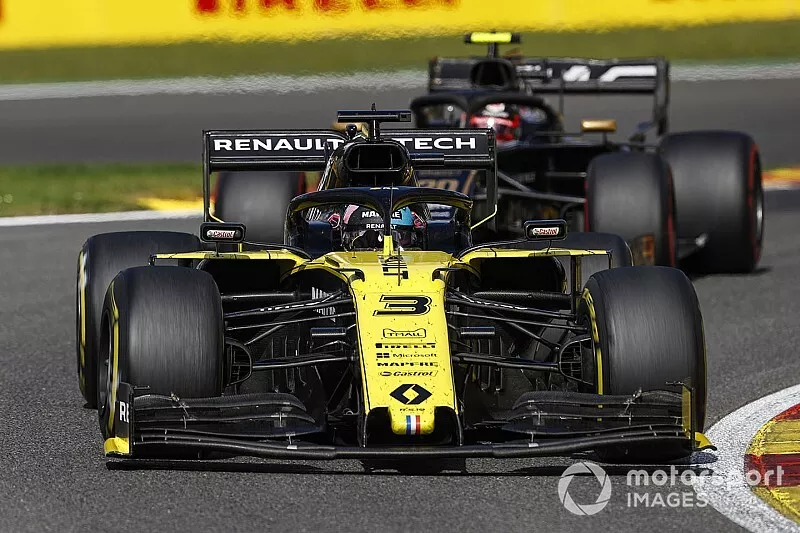 Daniel Ricciardo, Renault F1 Team R.S.19, leads Kevin Magnussen, Haas F1 Team VF-19