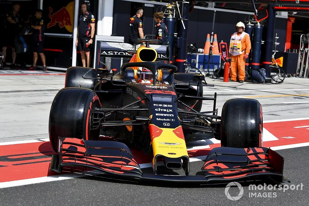 Max Verstappen, Red Bull Racing RB15 en pit lane
