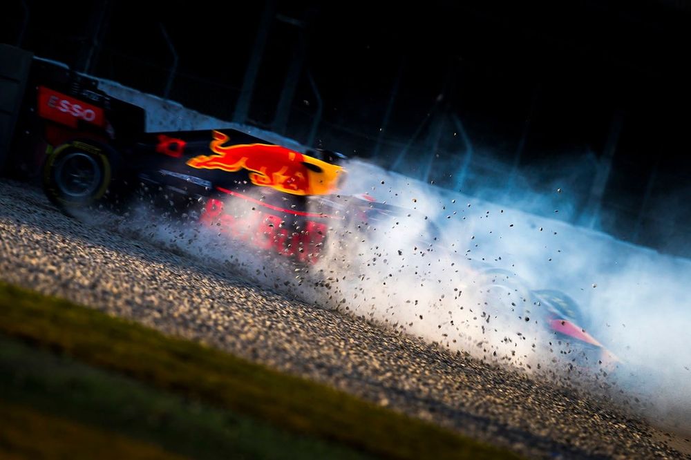 Pierre Gasly, Red Bull Racing RB15, se va a la grava