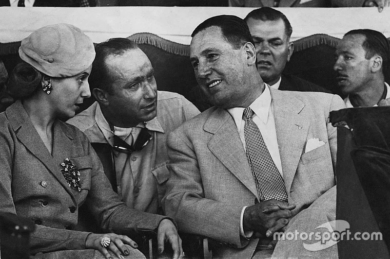 Juan Manuel Fangio, Mercedes, explica su retiro al Presidente Juan y  Eva Per&oacute;n en la tribuna