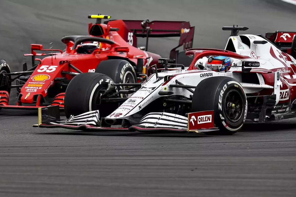 Kimi Raikkonen, Alfa Romeo Racing C41, Carlos Sainz Jr., Ferrari SF21
