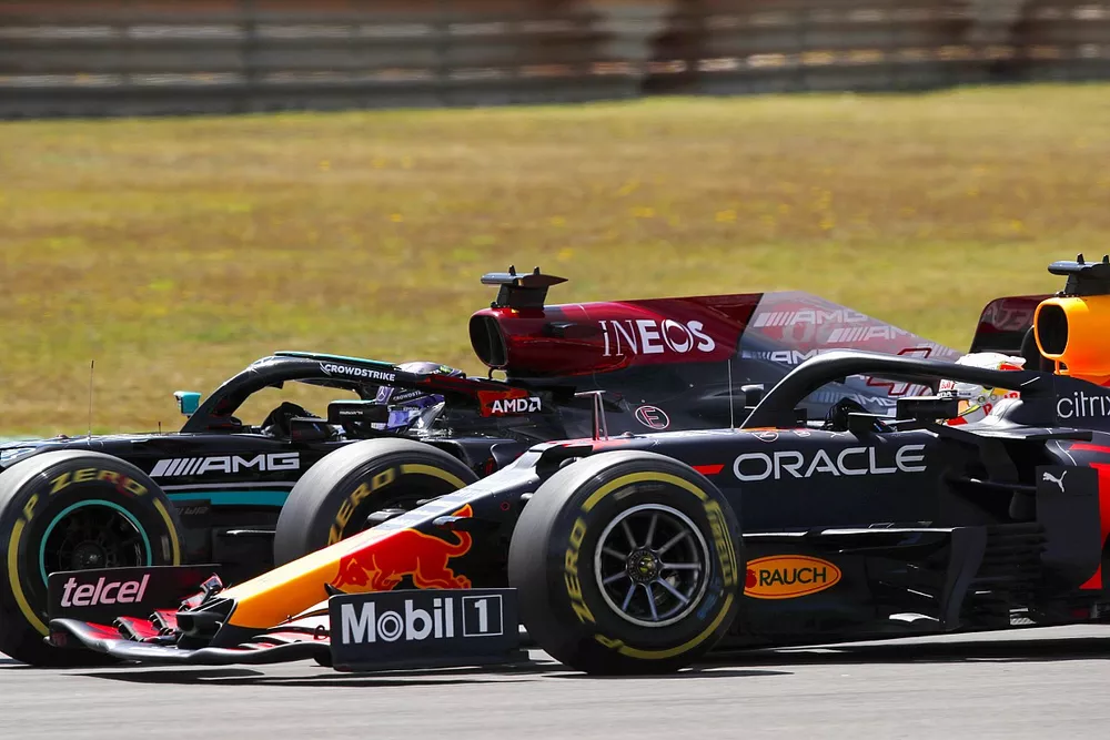 Lewis Hamilton, Mercedes W12, se bat avec Max Verstappen, Red Bull Racing RB16B