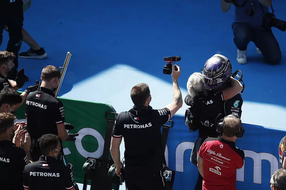 Ganador de la pole Lewis Hamilton, de Mercedes, es felicitado por su equipo tras conseguir su 100&ordf; pole position