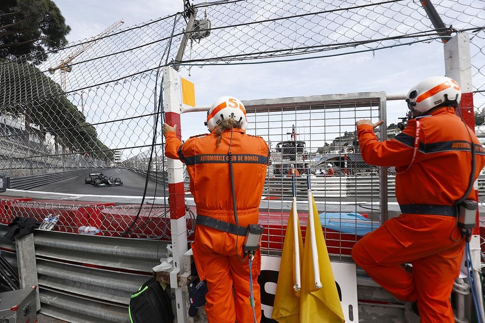 Oficiales de pista ven a Lewis Hamilton, Mercedes W12, pasar