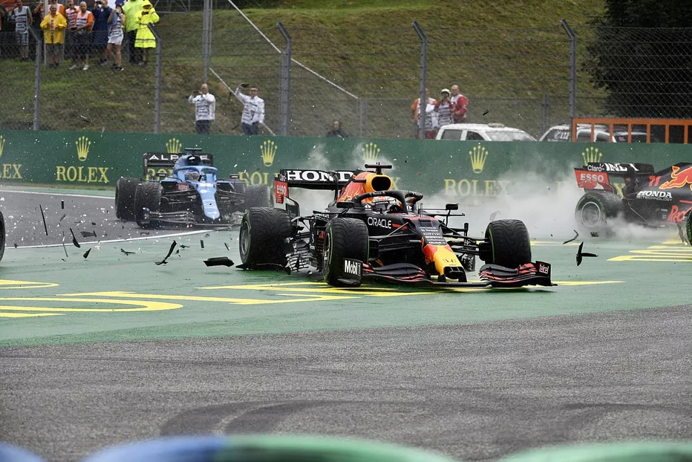 Lando Norris, McLaren MCL35M, Max Verstappen, Red Bull Racing RB16B, et Valtteri Bottas, Mercedes W12, ont un contact au d&eacute;part
