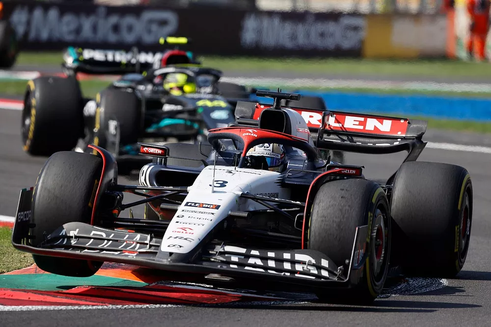 Daniel Ricciardo, AlphaTauri AT04, Lewis Hamilton, Mercedes F1 W14