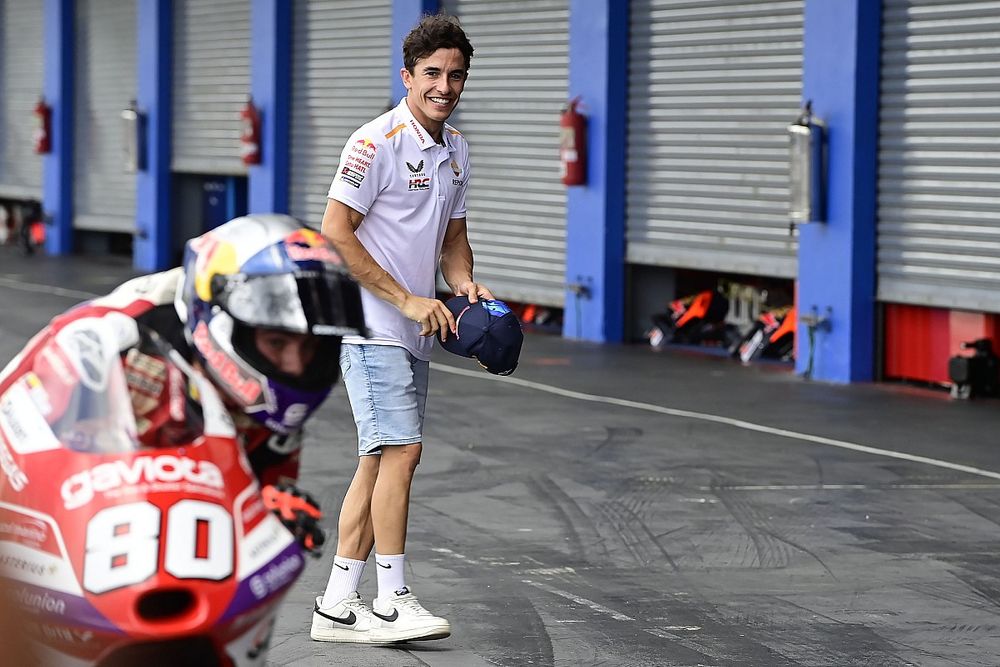 Marc Marquez congratulates David Alonso, GasGas Aspar Team