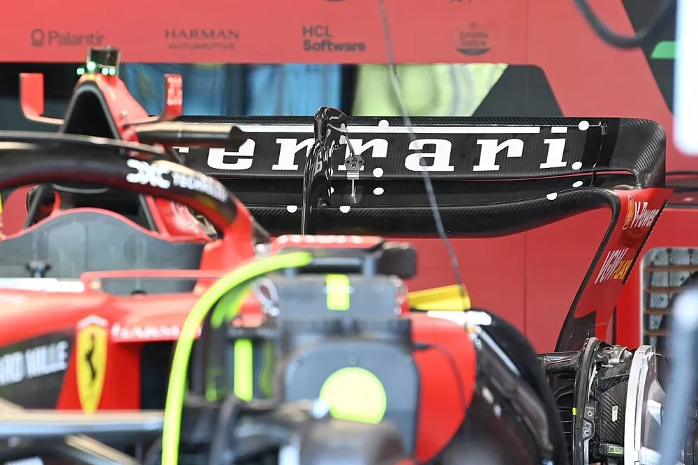 Ferrari SF-23 detalle del aler&oacute;n trasero y el actuador del DRS