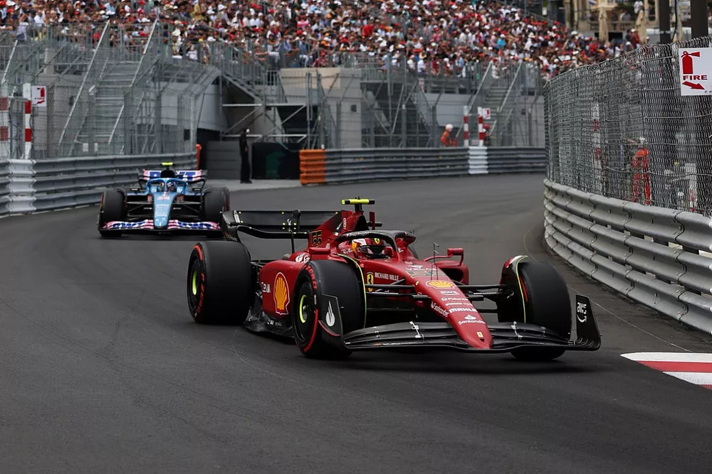 Carlos Sainz, Ferrari F1-75, leads Esteban Ocon, Alpine A522