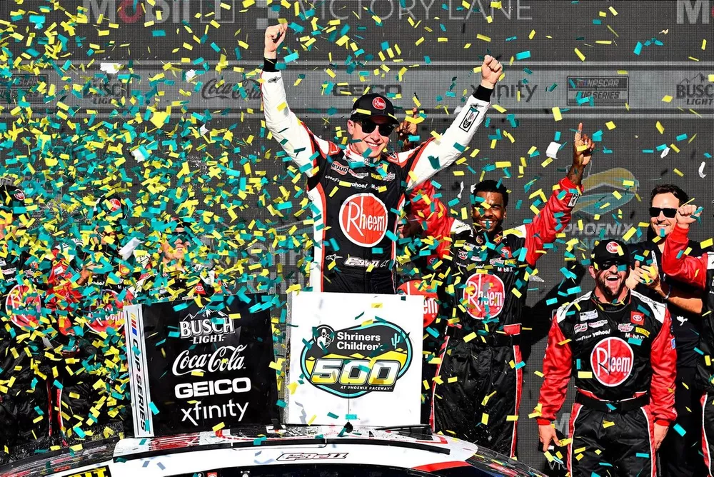 El ganador de la carrera, Christopher Bell, Joe Gibbs Racing, Toyota Camry