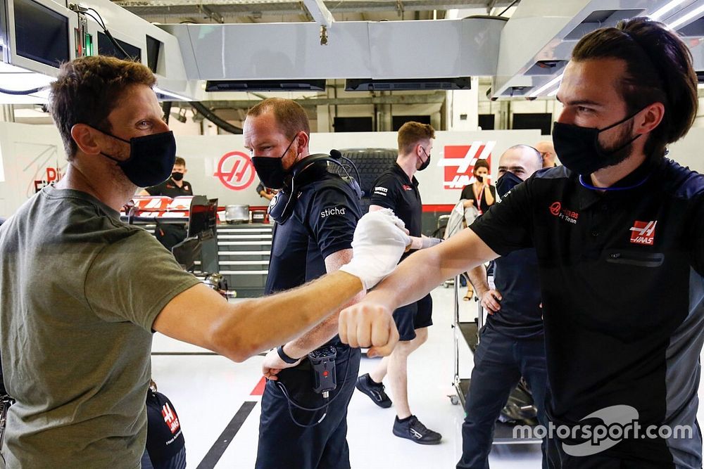 Romain Grosjean, Haas F1 retuns to the garage after his crash