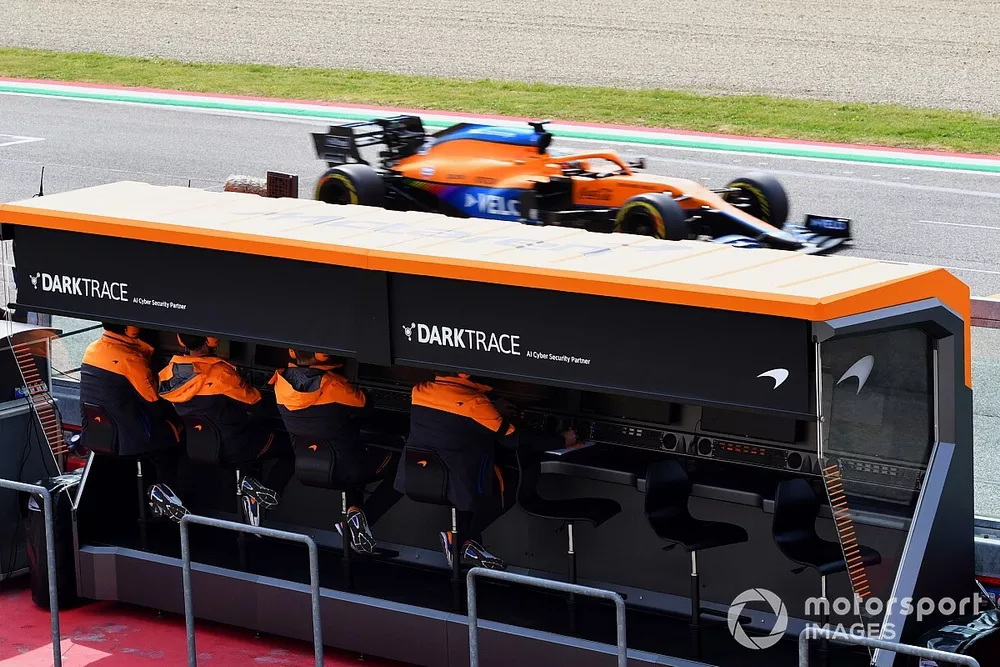 Daniel Ricciardo, McLaren MCL35M, passeert de pitmuur van McLaren