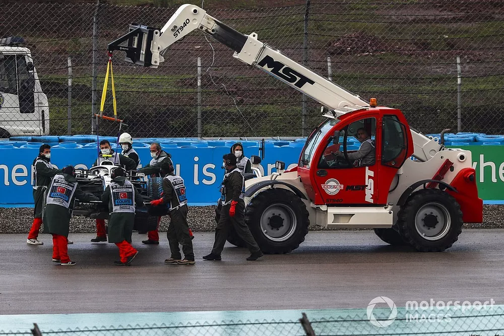 Les commissaires retirent la monoplace de Nicholas Latifi, Williams FW43, d'un bac &agrave; graviers