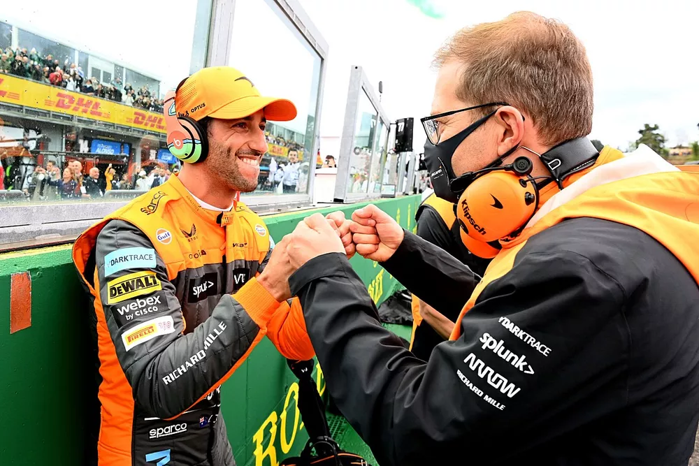 Daniel Ricciardo, McLaren, Andreas Seidl, Team Principal, McLaren, op de grid