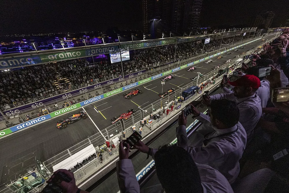 Sergio Perez, Red Bull Racing RB18, Charles Leclerc, Ferrari F1-75, in testa alla partenza