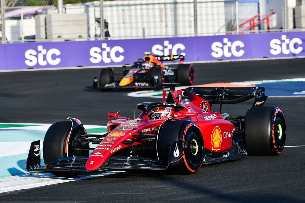 Charles Leclerc, Ferrari F1-75, Sergio P&eacute;rez, Red Bull Racing RB18