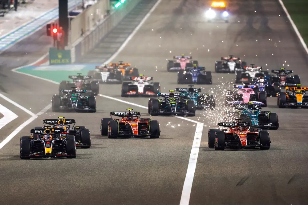 Max Verstappen, Red Bull Racing RB19, Charles Leclerc, Ferrari SF-23, Carlos Sainz, Ferrari SF-23, Sergio Perez, Red Bull Racing RB19, de rest van het veld bij de start.