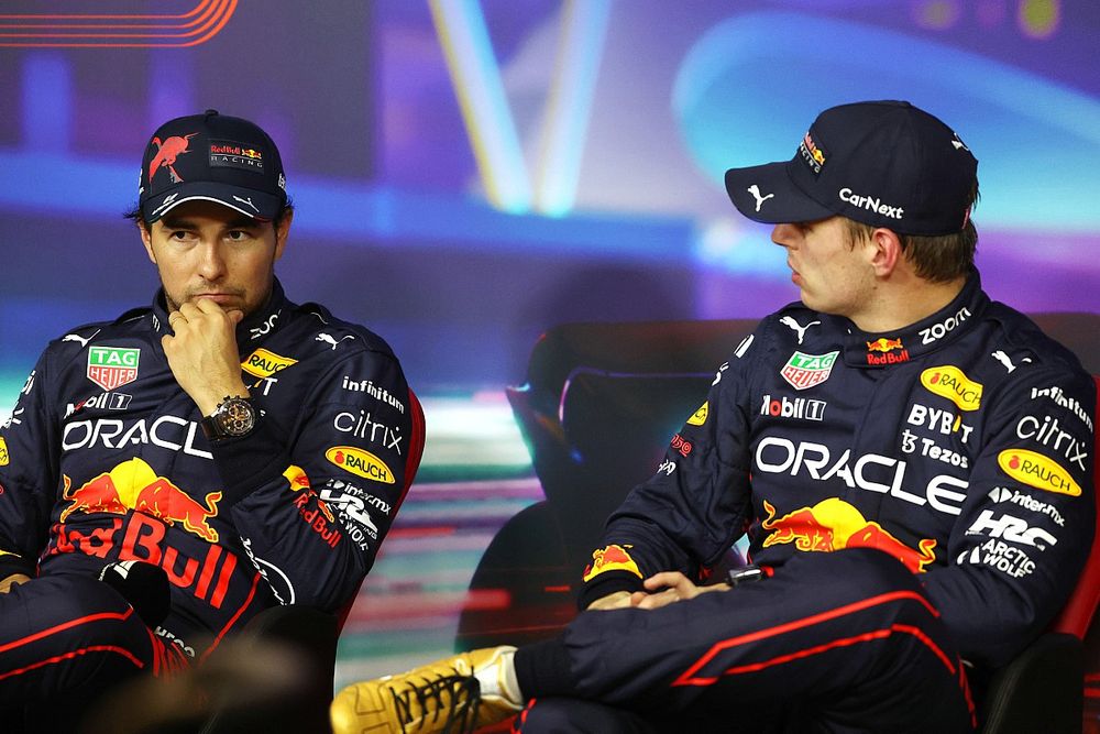 Sergio Pérez, Red Bull Racing, hombre de la pole Max Verstappen, Red Bull Racing, habla en la rueda de prensa posterior a la clasificación