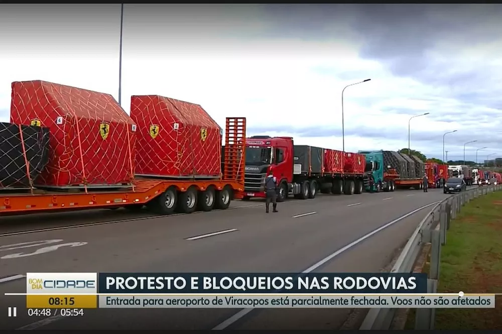 Un cami&oacute;n de Ferrari, retenedo en las protestas tras las elecciones brasile&ntilde;as. Cr&eacute;dito: Reprodu&ccedil;&atilde;o EPTV