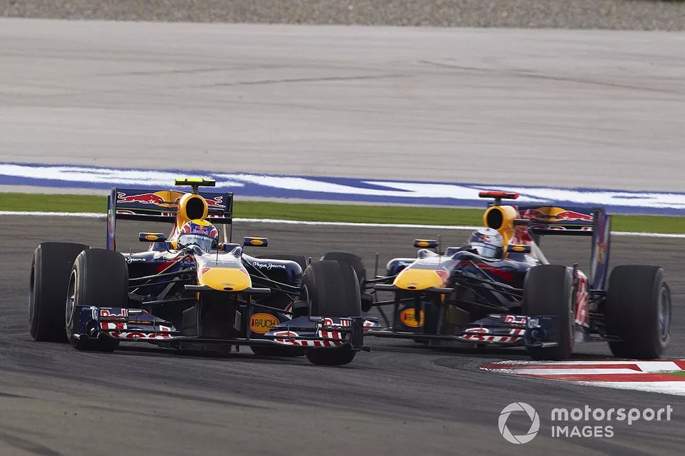 Mark Webber, Red Bull Racing RB6 Renault devant Sebastian Vettel, Red Bull Racing RB6 Renault